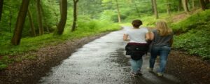 Zwei Frauen von hinten laufen auf einem Laufweg